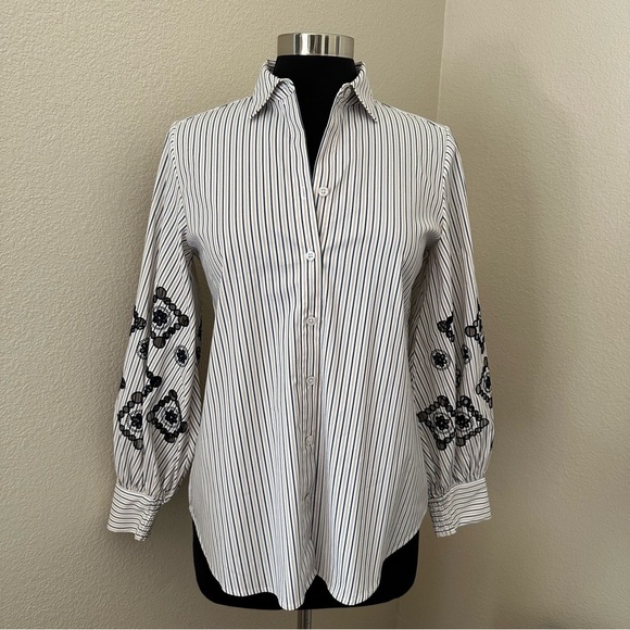 NWT Chico’s Poplin Tunic Embroidered Woven Pattern Button Up Shirt White Navy - Picture 3 of 14